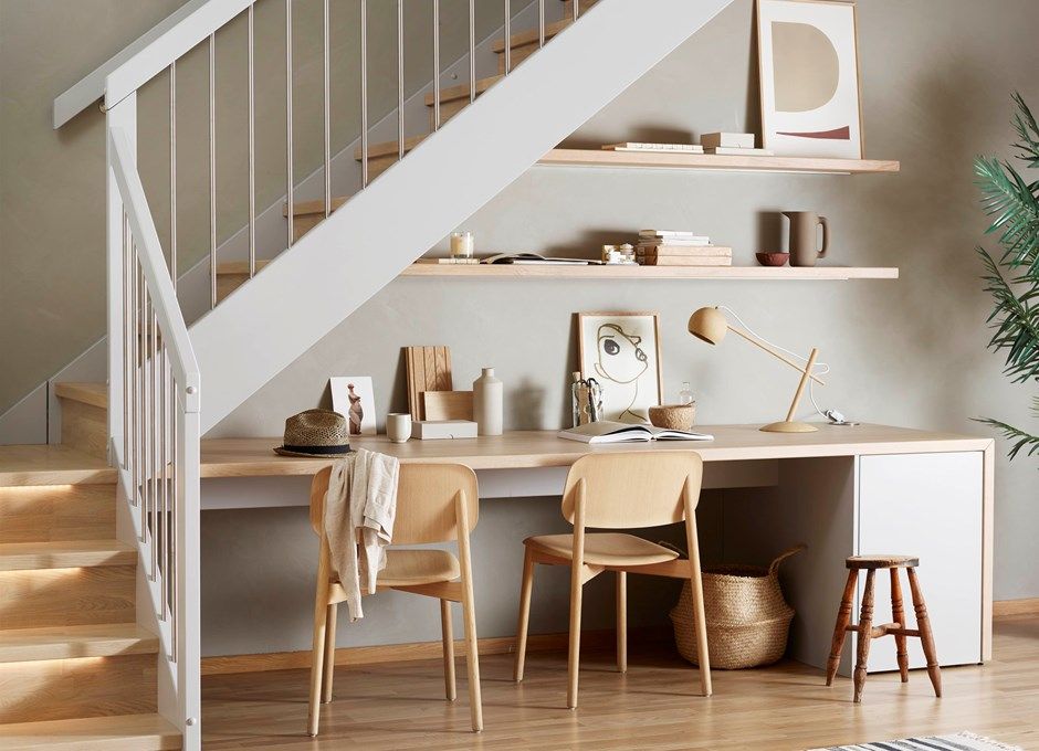 ban hoc duoi gam cau thang 